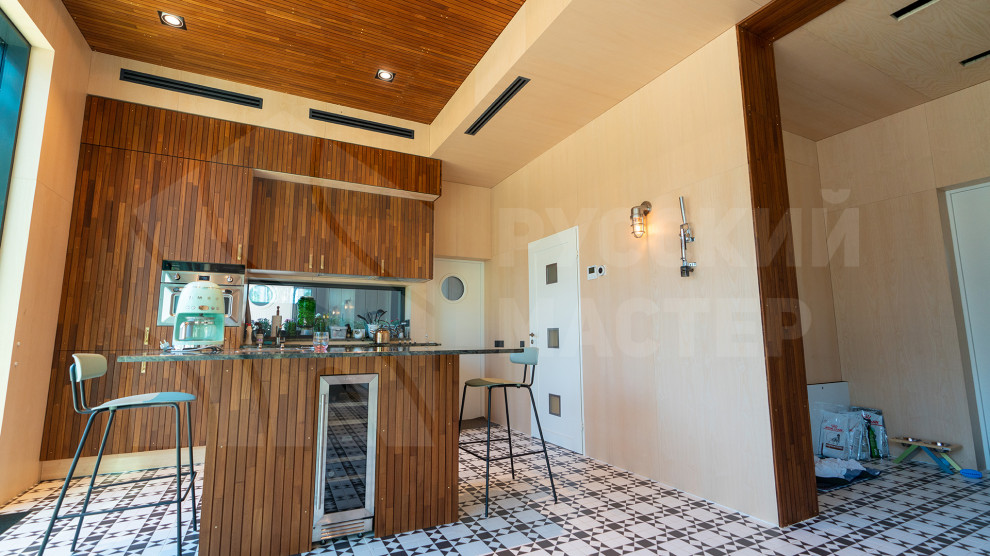 Гостевой дом: фасад из скандинавской доски, рейки из тика и шпонированные панели