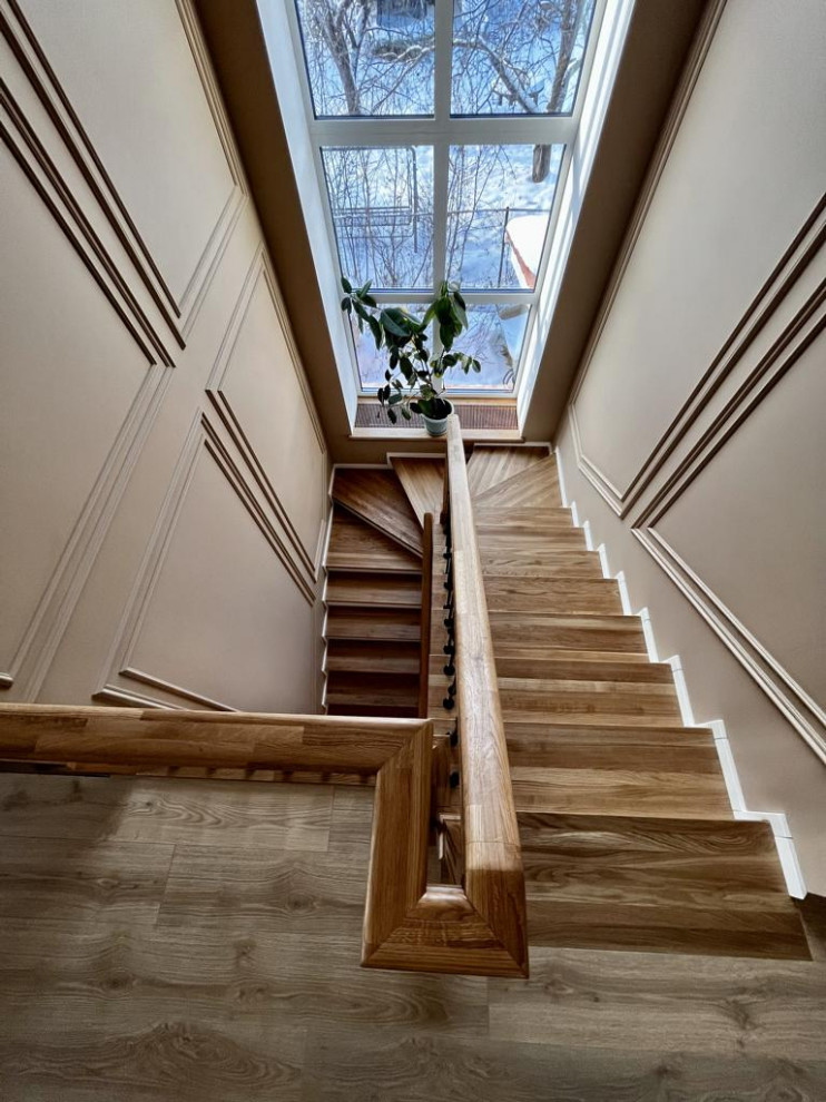 Moderne Holztreppe mit Beton-Setzstufen und Mix-Geländer in Moskau