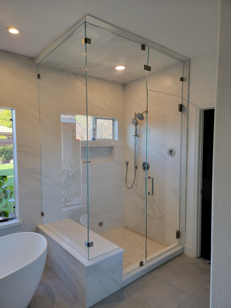 Aménagement d'une grande salle de bain classique avec une douche d'angle et une cabine de douche à porte battante.