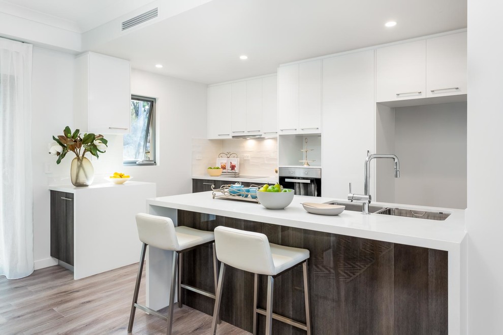 Photo of a modern kitchen in Gold Coast - Tweed.