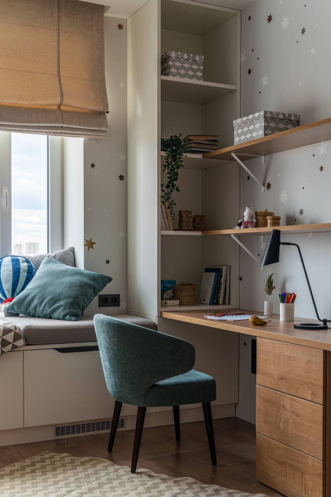Inspiration pour une chambre neutre de 4 à 10 ans nordique de taille moyenne avec un bureau, un mur gris, sol en stratifié, un sol beige et du papier peint.
