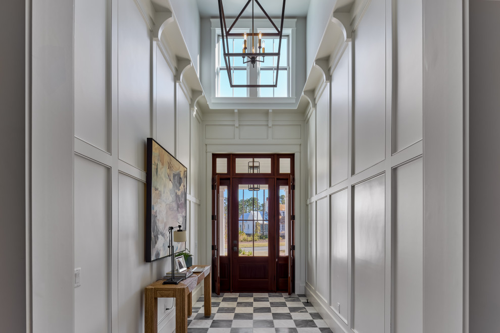 Источник вдохновения для домашнего уюта: фойе в стиле неоклассика (современная классика) с белыми стенами, одностворчатой входной дверью, входной дверью из темного дерева, разноцветным полом и панелями на части стены