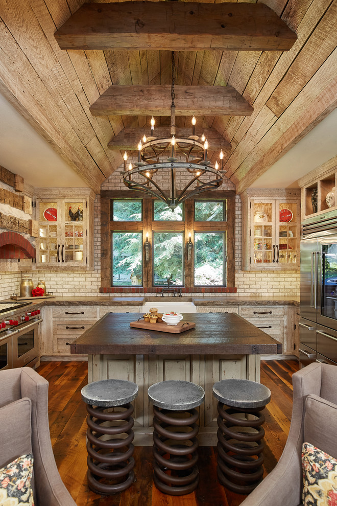 This is an example of a country kitchen in Grand Rapids.