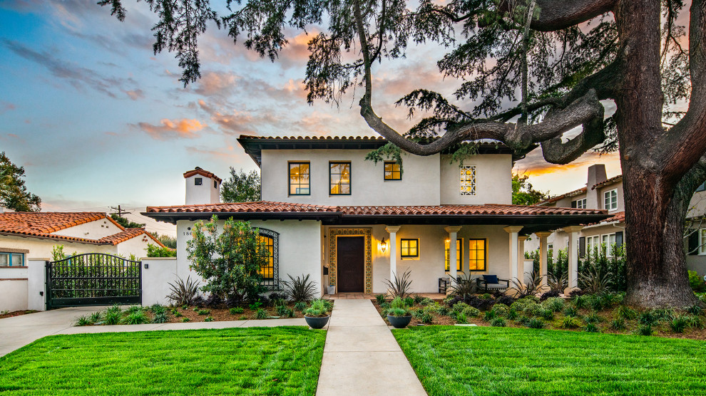 Zweistöckiges Mediterranes Einfamilienhaus mit beiger Fassadenfarbe, Walmdach, Ziegeldach und rotem Dach in Orange County