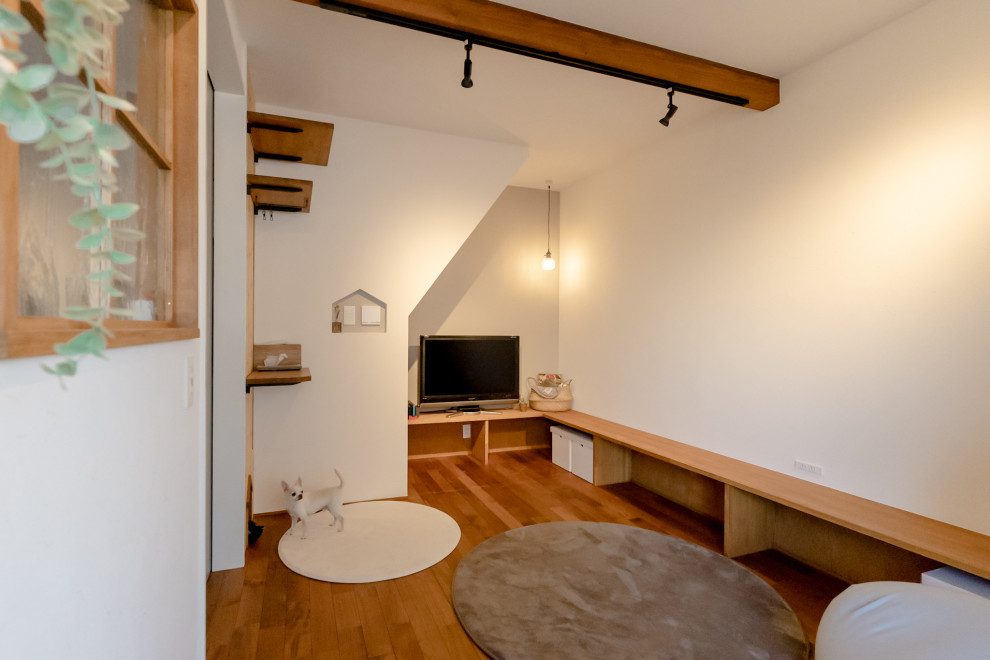 Skandinavisches Wohnzimmer mit weißer Wandfarbe, dunklem Holzboden, braunem Boden, Tapetendecke und Tapetenwänden in Osaka
