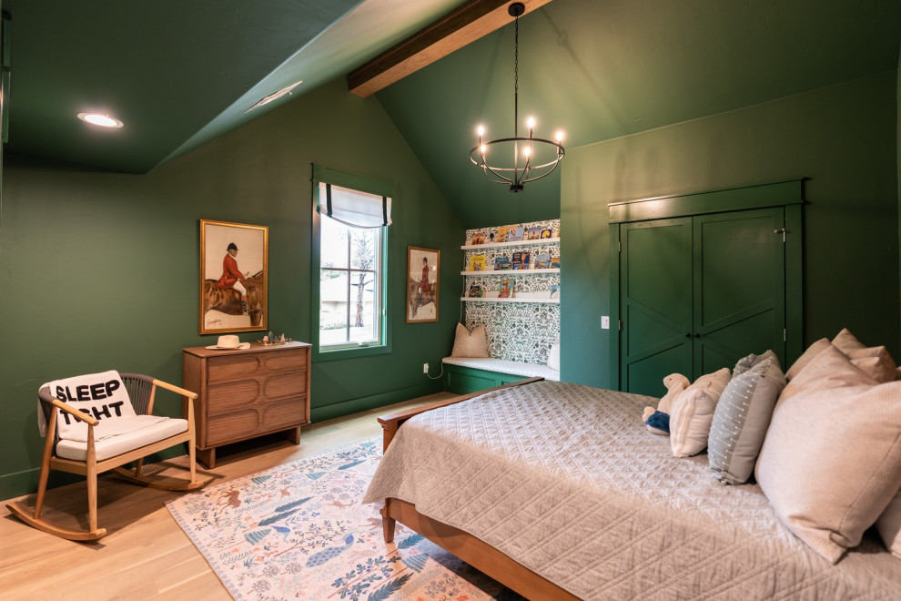 Immagine di una grande cameretta per bambini da 1 a 3 anni classica con pareti verdi, parquet chiaro e soffitto a volta