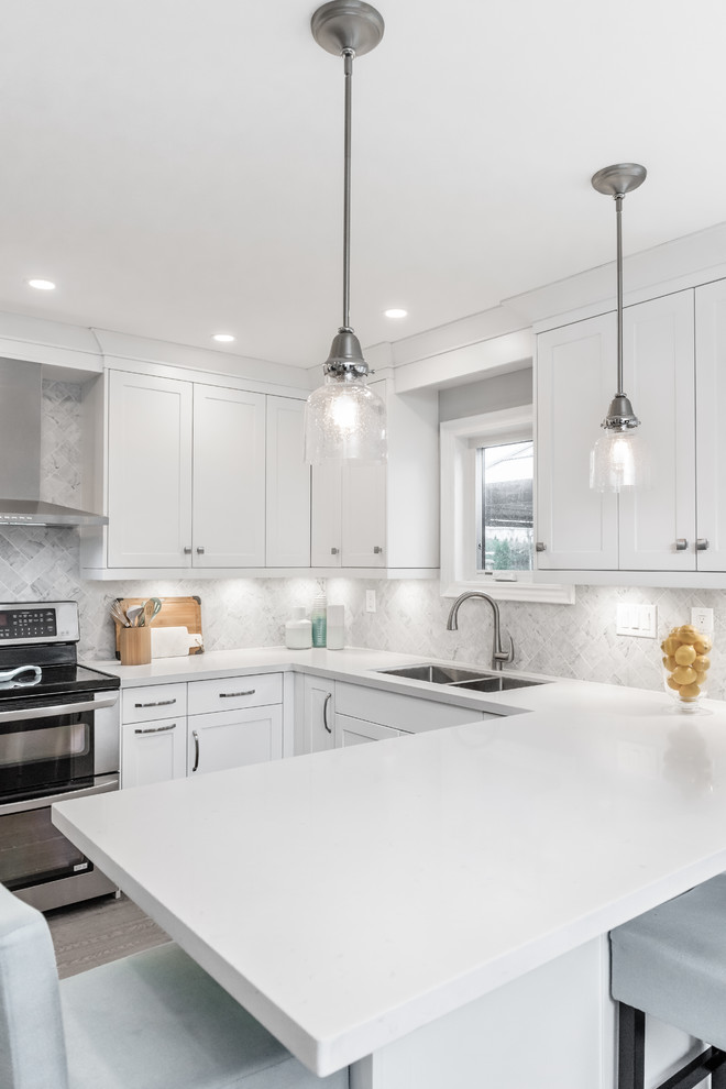 Kitchen - transitional kitchen idea in Toronto