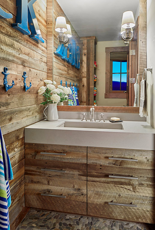 Cette image montre une salle de bain traditionnelle en bois brun et bois avec un plan de toilette en quartz modifié, un plan de toilette blanc et meuble-lavabo encastré.