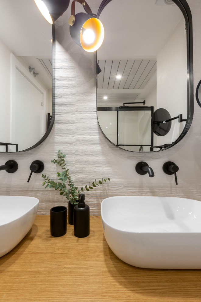 Design ideas for a contemporary bathroom in Madrid.