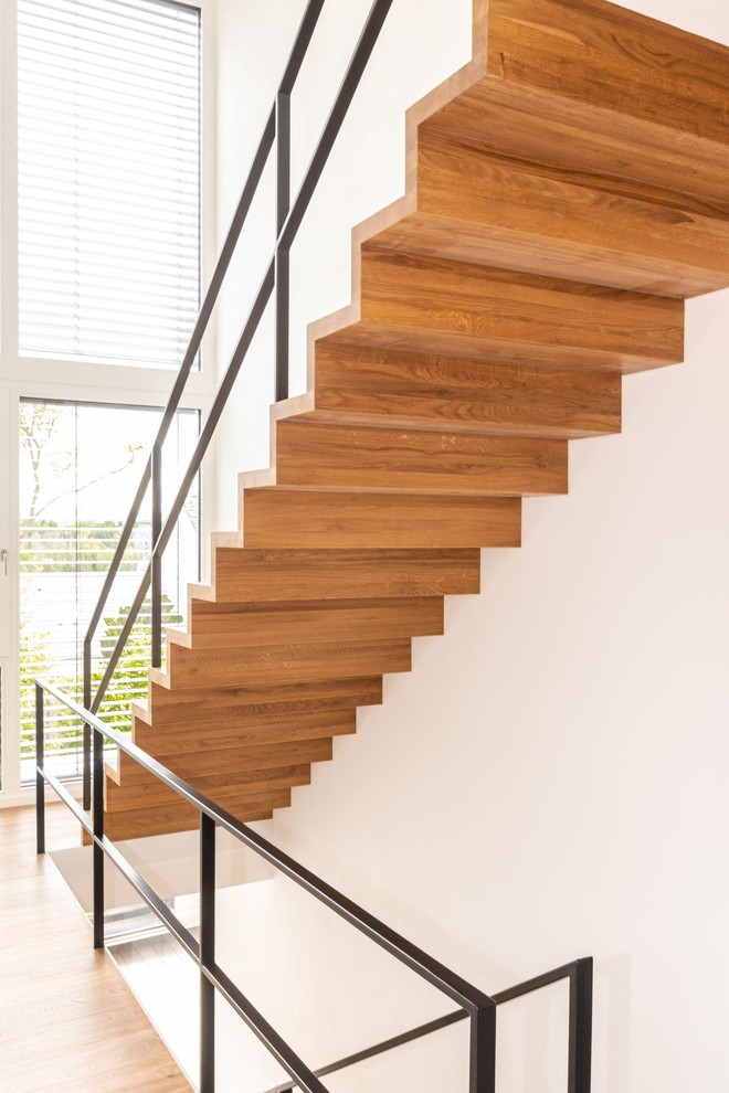 Moderne Holztreppe mit Holz-Setzstufen und Stahlgeländer in Stuttgart
