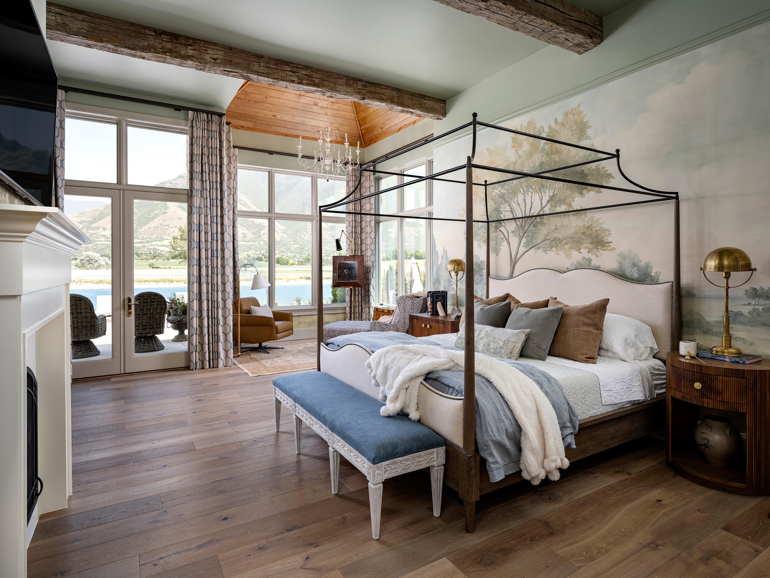 Camera da letto con pavimento in legno massello medio e cornice del camino  in legno - Foto, Idee, Arredamento - Febbraio 2024