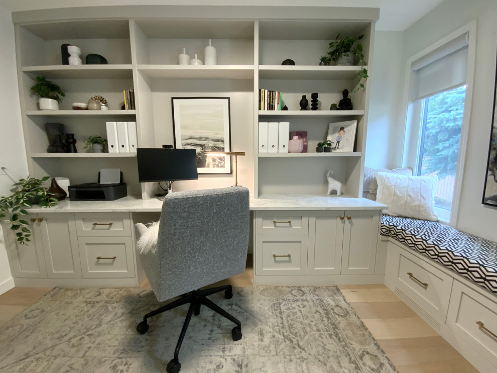 Idee per un piccolo ufficio country con pareti bianche, parquet chiaro e scrivania incassata