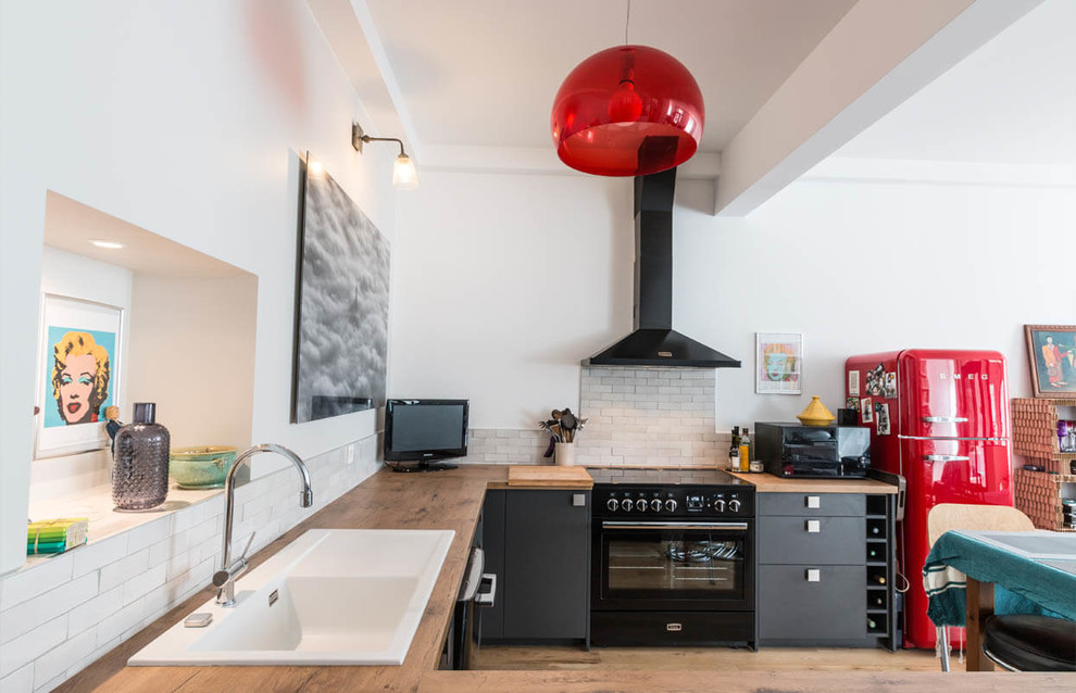 Inspiration for a mid-sized midcentury u-shaped open plan kitchen in Paris with an undermount sink, white splashback and brick splashback.