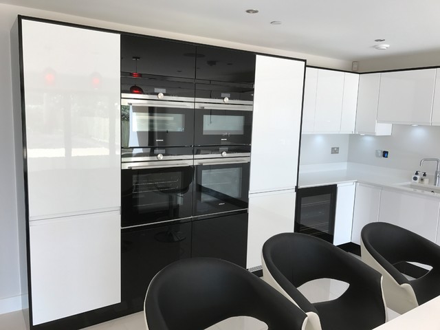 Remo Handleless White Gloss And Black Gloss Kitchen With Siemens