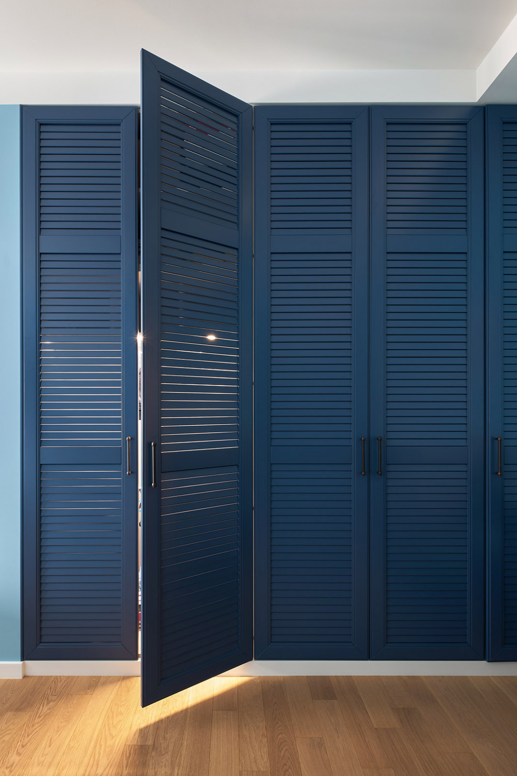 Интерьер детской в морском стиле со шкафом от DOMANI-мебель