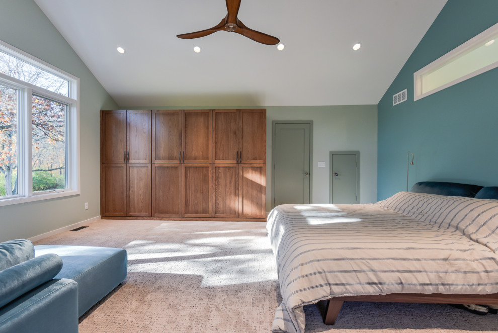 Ispirazione per una camera da letto nordica di medie dimensioni con moquette e soffitto a volta