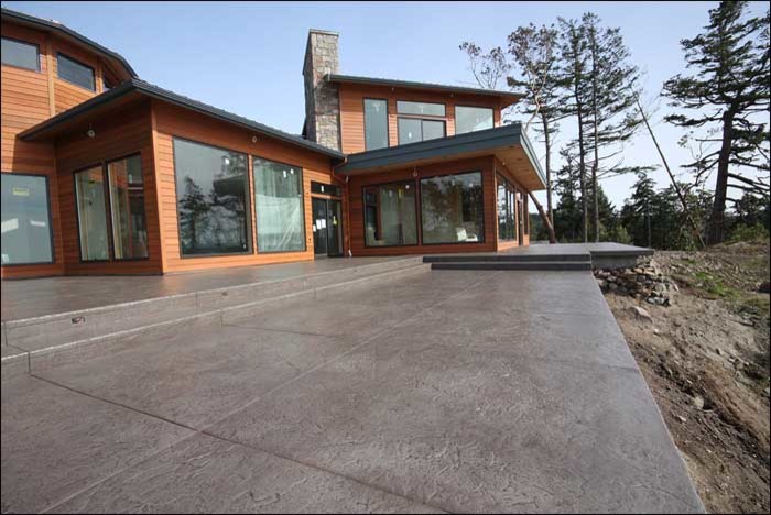 Design ideas for a large transitional full sun backyard concrete paver landscaping in Seattle.