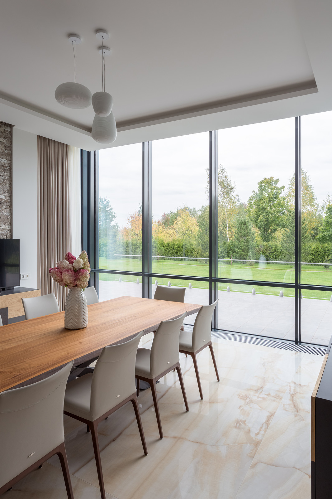 Просторная столовая с видом на сад