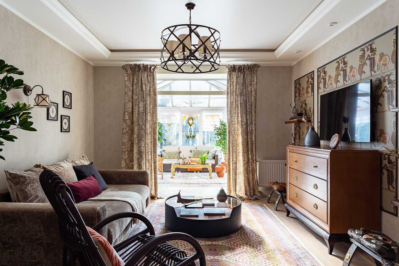 ВИД ИЗ ГОСТИНОЙ НА ЗИМНИЙ САД