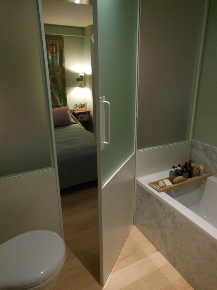 На фото: главная ванная комната среднего размера с ванной в нише, серой плиткой, керамогранитной плиткой, зелеными стенами, светлым паркетным полом, коричневым полом, шторкой для ванной и подвесной тумбой