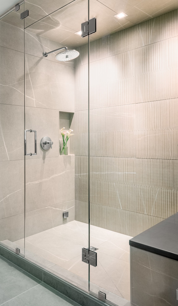 Inredning av ett grå grått en-suite badrum, med skåp i ljust trä, beige kakel, klinkergolv i porslin, ett integrerad handfat, bänkskiva i betong, grått golv och dusch med gångjärnsdörr