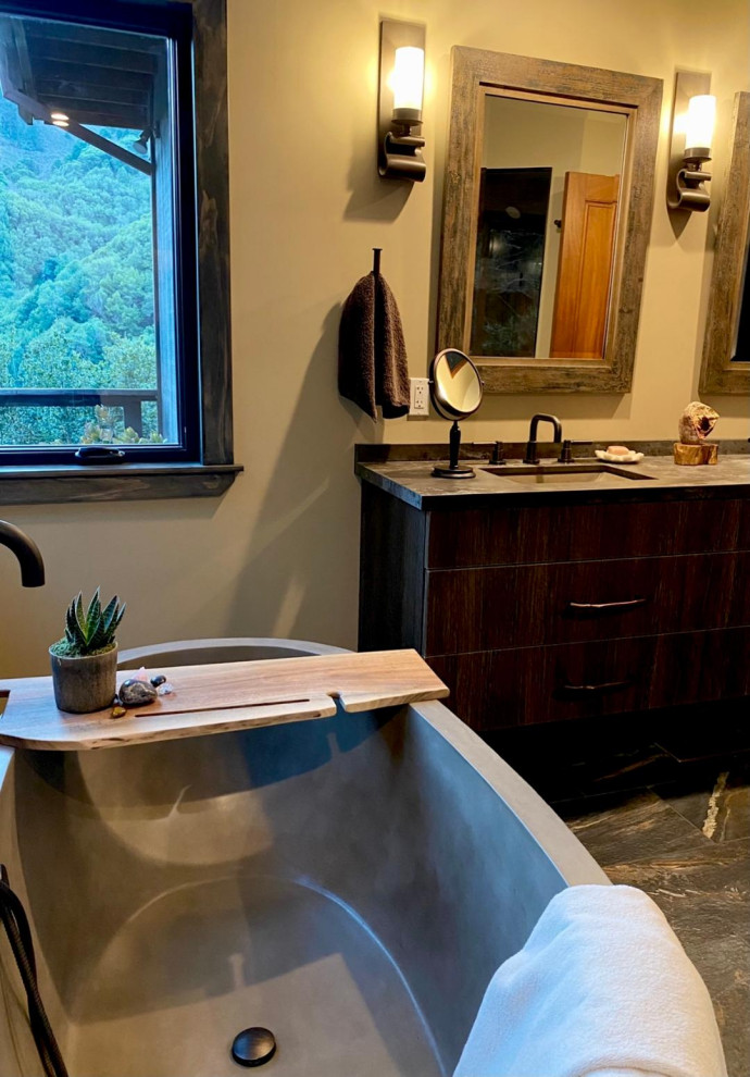 Example of a mountain style home design design in San Francisco