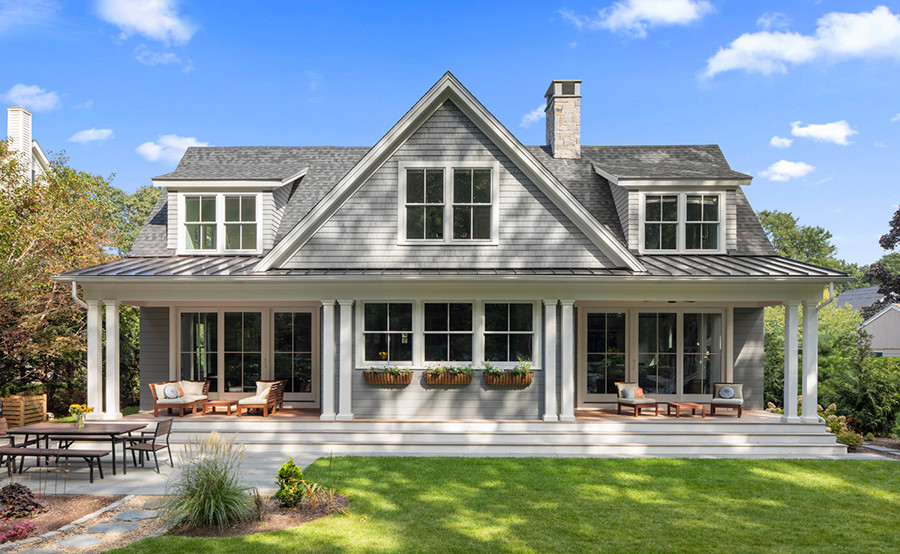 Réalisation d'une grande façade de maison grise champêtre en bois et bardeaux à un étage avec un toit en shingle et un toit gris.