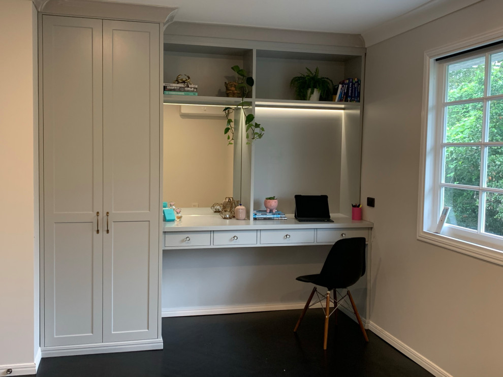 Idées déco pour un bureau moderne de taille moyenne avec un mur blanc, parquet peint, un bureau intégré et un sol noir.