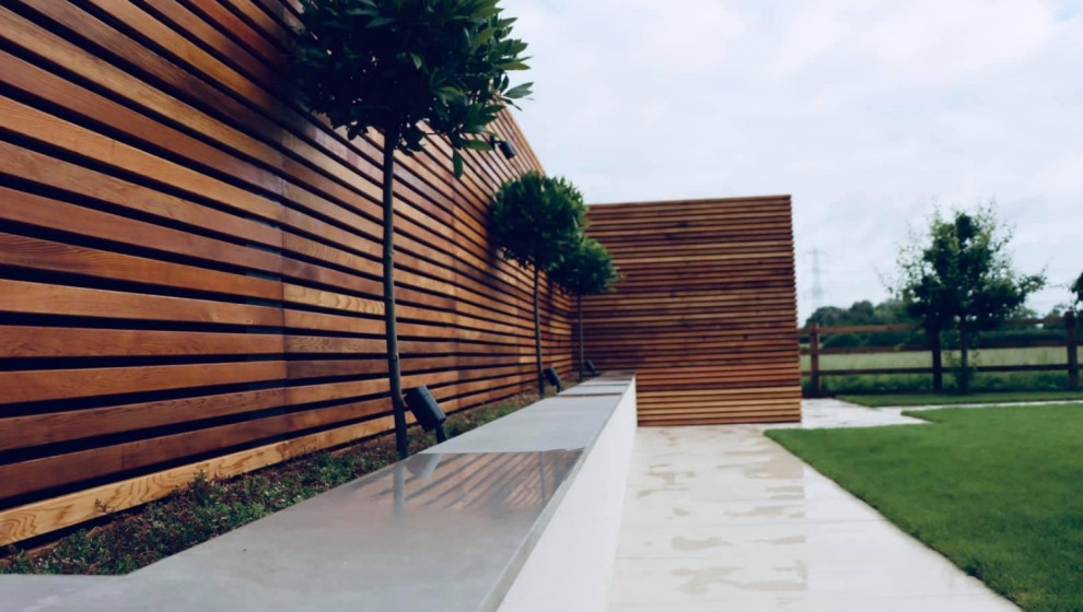 Foto di un giardino formale design esposto in pieno sole di medie dimensioni e dietro casa in estate con recinzione in legno