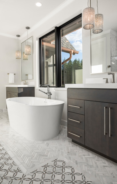 Majestic Pines modern-badezimmer