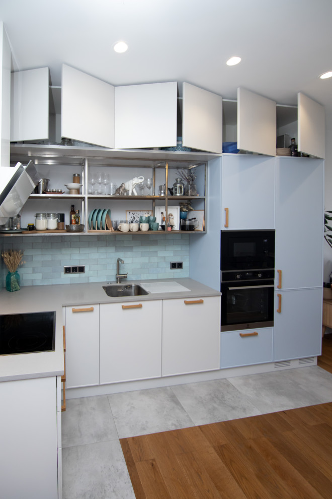 Светлая кухня в неоклассическом стиле