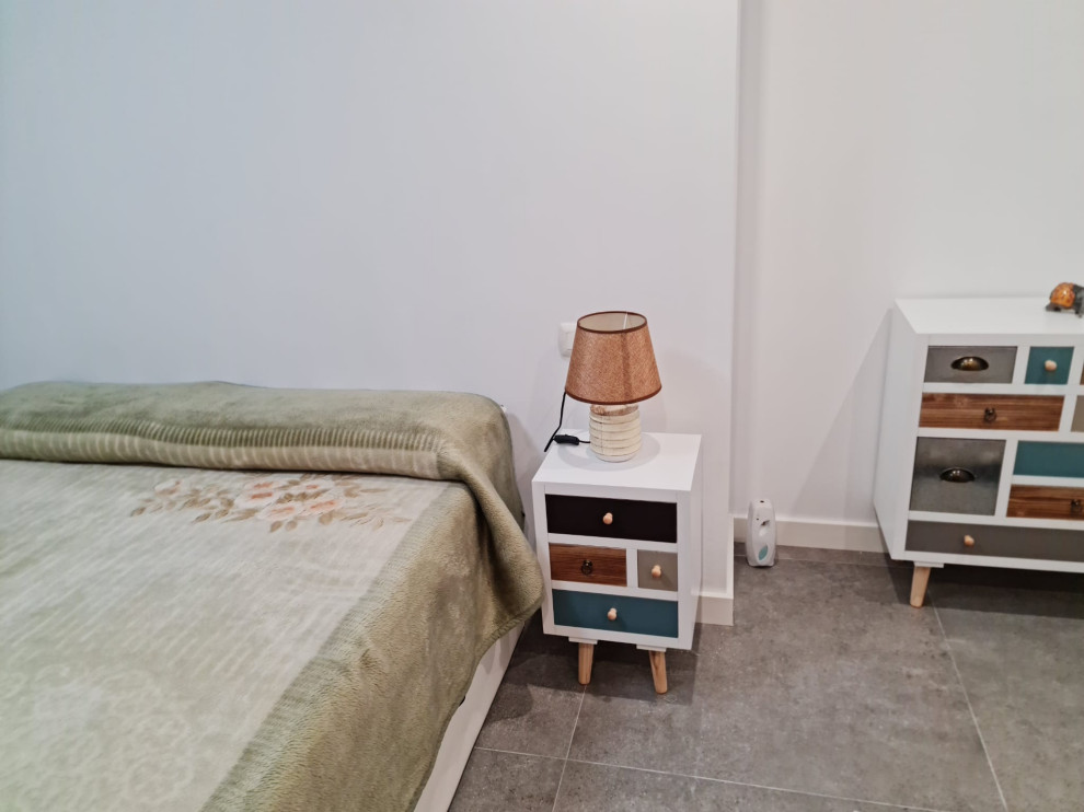 Ejemplo de dormitorio tradicional renovado de tamaño medio