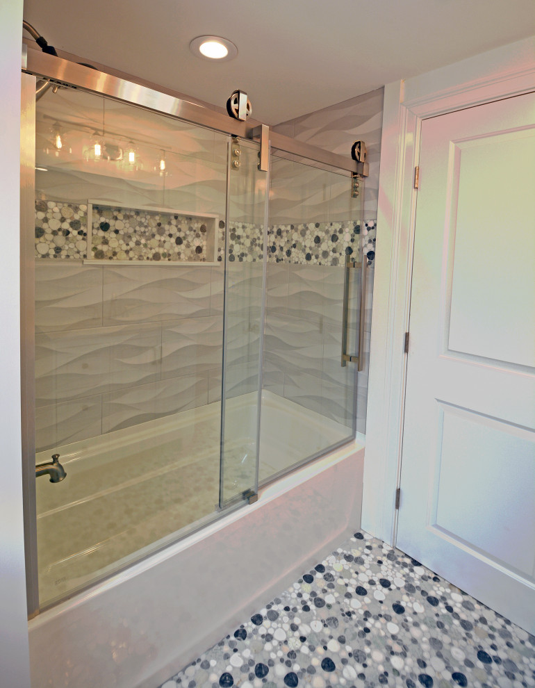 Esempio di una stanza da bagno stile marinaro di medie dimensioni con vasca/doccia, piastrelle grigie, piastrelle in ceramica, pareti blu, pavimento con piastrelle di ciottoli, pavimento multicolore, porta doccia scorrevole, top bianco e un lavabo