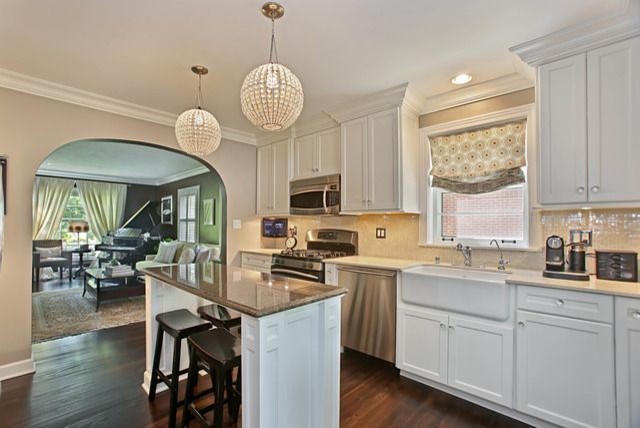 Example of a transitional kitchen design in Chicago