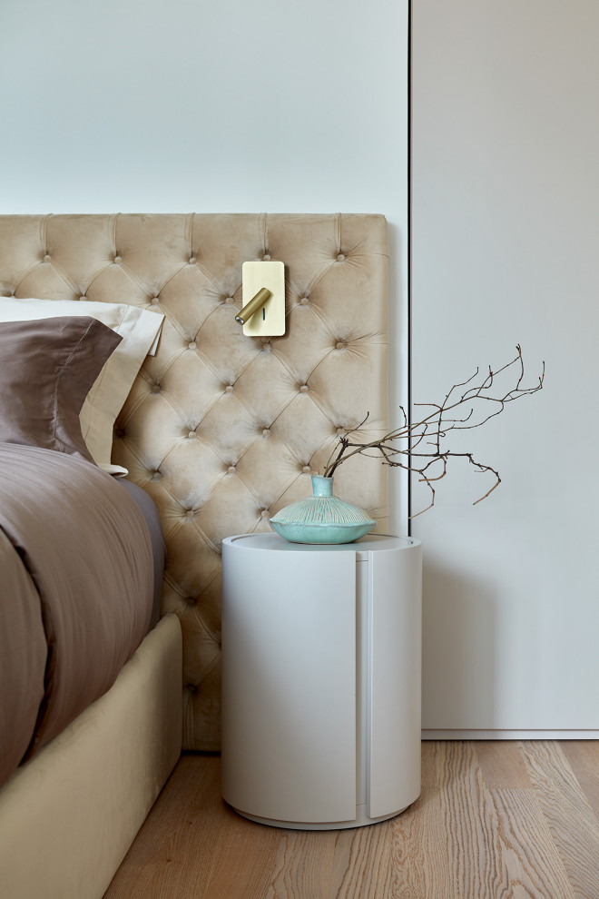 В спальне продолжается общее повествование. Приглушенные светлые цвета, круглые