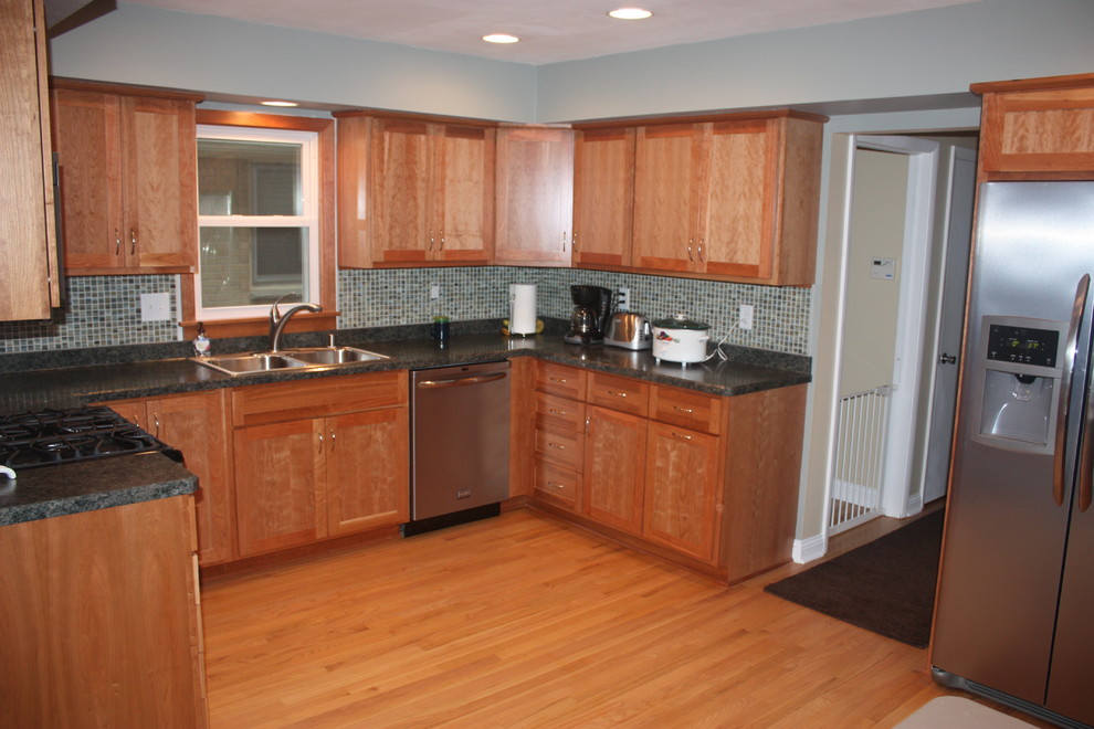 Elegant kitchen photo in Milwaukee