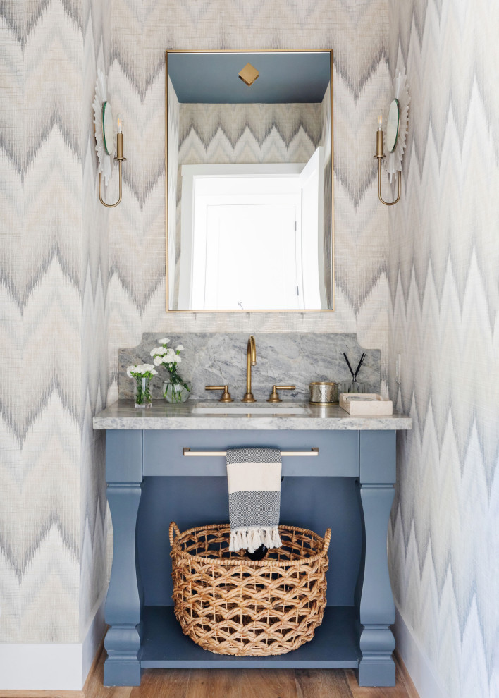 Inspiration för ett vintage flerfärgad flerfärgat toalett, med öppna hyllor, blå skåp, bruna väggar, ett undermonterad handfat, marmorbänkskiva och brunt golv