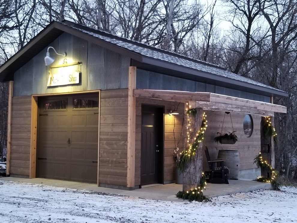 Example of a mid-sized mountain style home design design