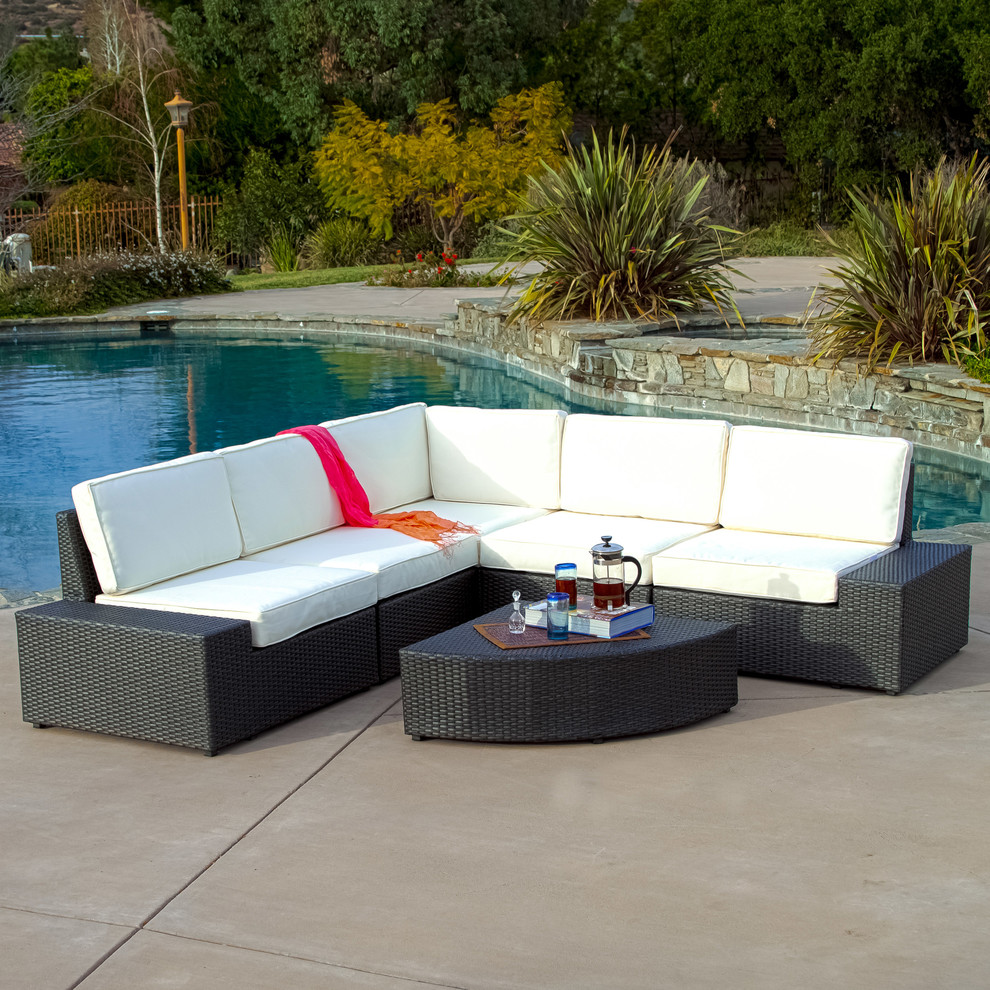 Design ideas for a transitional patio in Los Angeles.