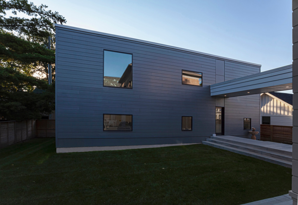 Ejemplo de fachada de casa gris minimalista de tamaño medio de dos plantas con revestimiento de aglomerado de cemento, tejado plano y tablilla