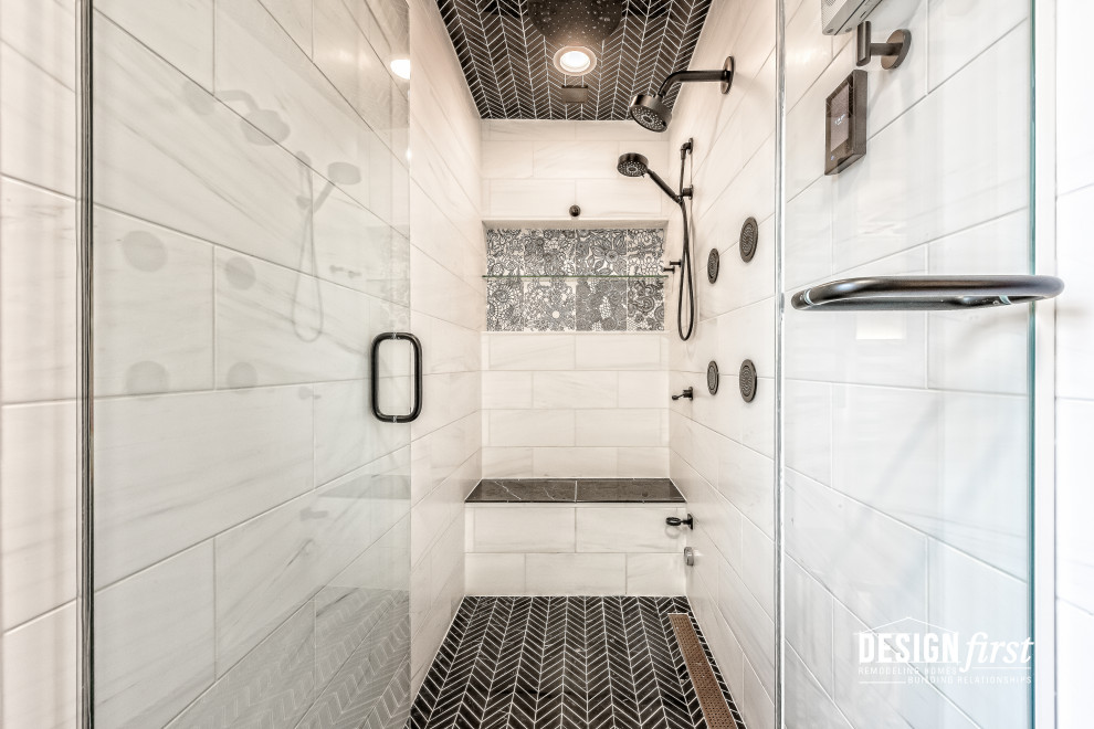 Idée de décoration pour une grande salle de bain principale design avec un placard à porte shaker, des portes de placard bleues, un espace douche bain, WC séparés, un carrelage noir et blanc, des carreaux de porcelaine, un mur beige, un sol en carrelage de porcelaine, un lavabo encastré, un plan de toilette en quartz modifié, un sol gris, une cabine de douche à porte battante, un plan de toilette blanc, un banc de douche, meuble double vasque et meuble-lavabo encastré.
