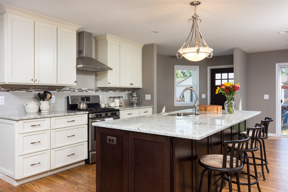 Inspiration for a transitional kitchen remodel in Detroit