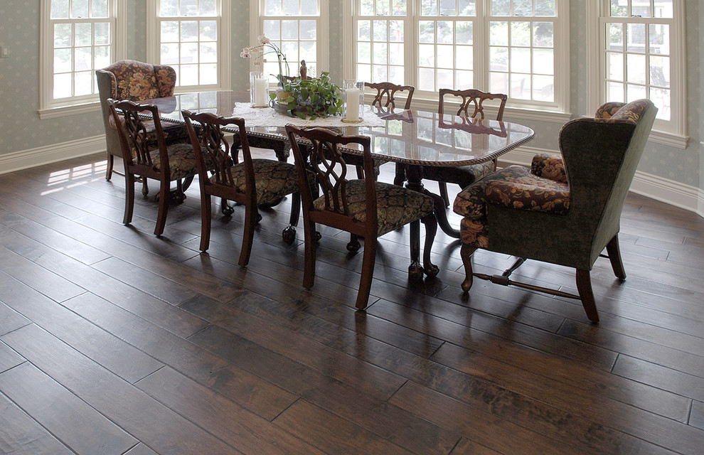 Ispirazione per una sala da pranzo aperta verso la cucina classica con pavimento in legno massello medio e pavimento marrone