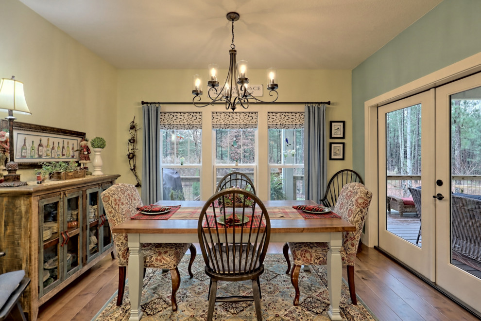 Cette photo montre une salle à manger ouverte sur le salon craftsman de taille moyenne avec un mur multicolore, un sol en bois brun, aucune cheminée et un sol marron.