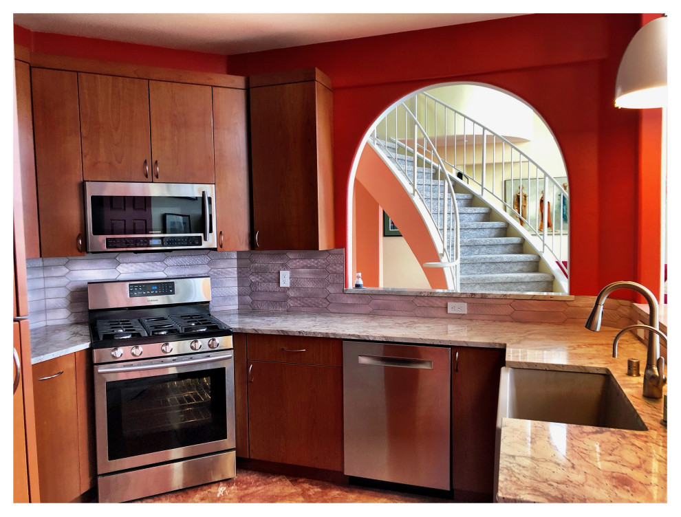Foto på ett mellanstort funkis flerfärgad kök, med en rustik diskho, släta luckor, skåp i ljust trä, granitbänkskiva, rosa stänkskydd, stänkskydd i keramik, rostfria vitvaror, marmorgolv och flerfärgat golv