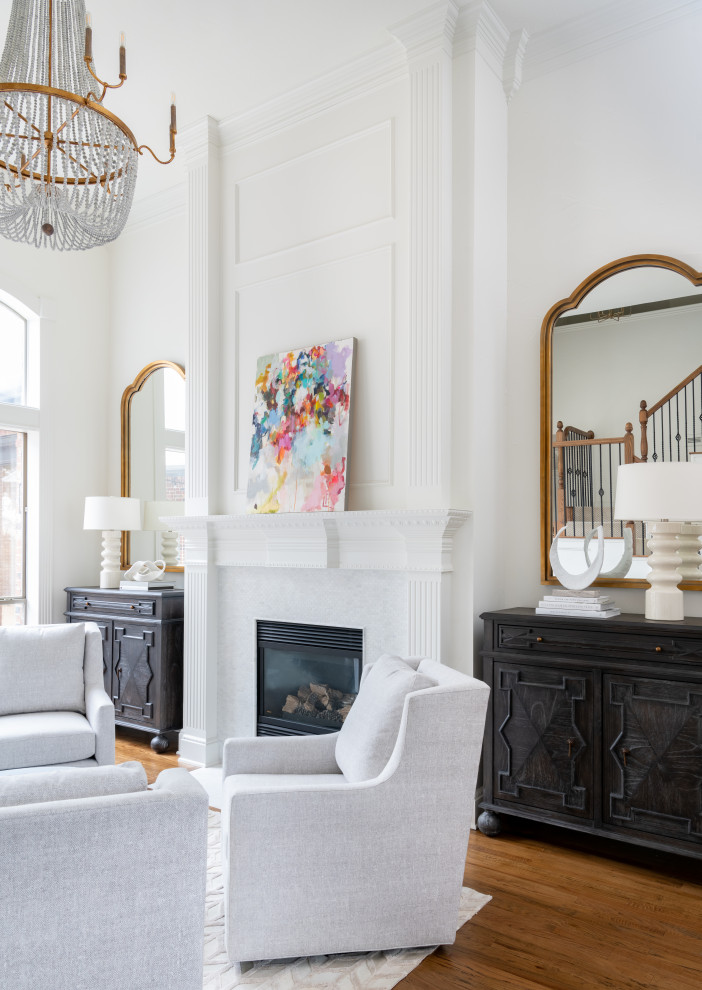 Mittelgroßes, Offenes Klassisches Wohnzimmer mit weißer Wandfarbe und braunem Holzboden in Dallas