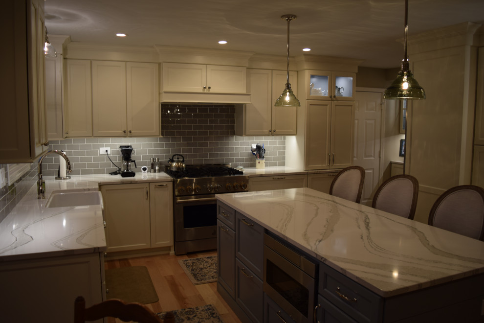 Inspiration for a transitional kitchen remodel in Chicago