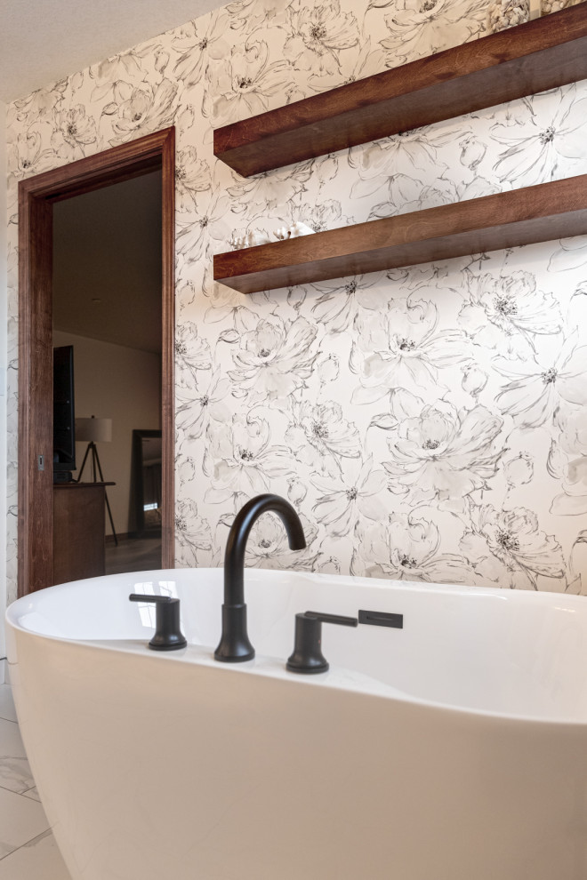 Идея дизайна: главная ванная комната среднего размера в классическом стиле с фасадами с утопленной филенкой, синими фасадами, отдельно стоящей ванной, душем в нише, унитазом-моноблоком, разноцветной плиткой, керамической плиткой, белыми стенами, полом из керамической плитки, врезной раковиной, столешницей из искусственного кварца, разноцветным полом, душем с распашными дверями, желтой столешницей, сиденьем для душа, тумбой под две раковины и подвесной тумбой