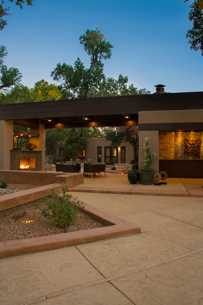 Transitional home design photo in Albuquerque