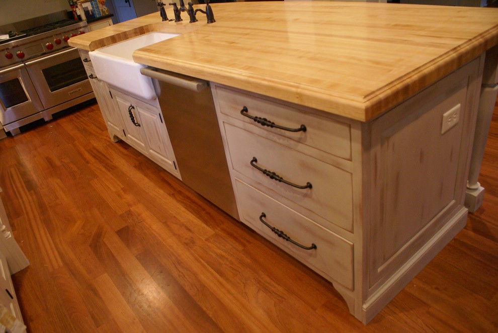 Home design - rustic home design idea in Chicago